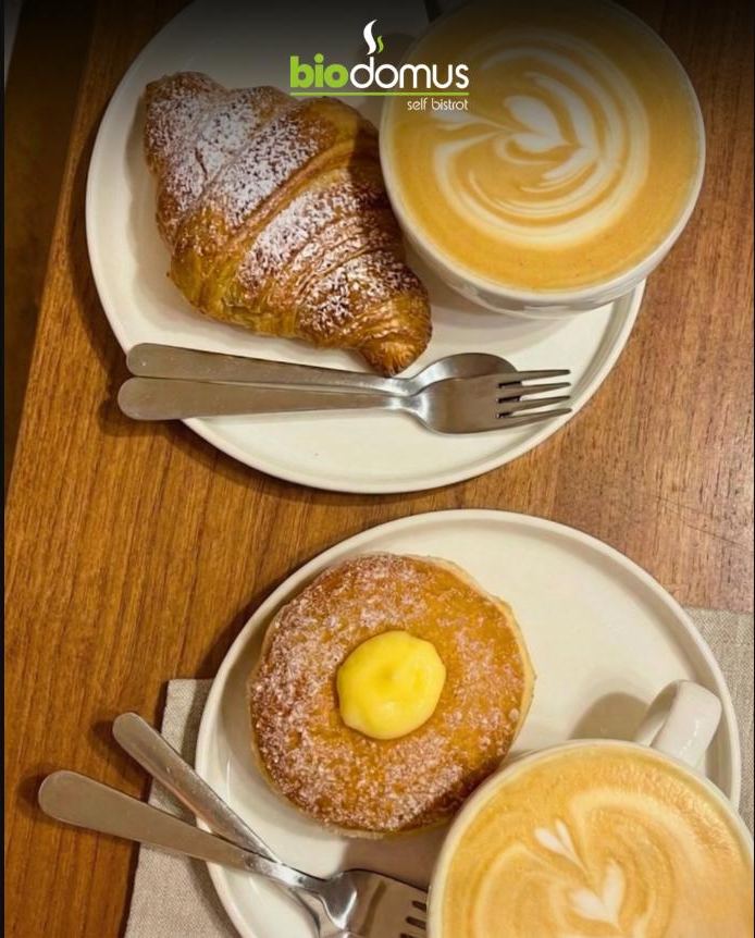 Colazione con cornetto e cappuccino BioDomus