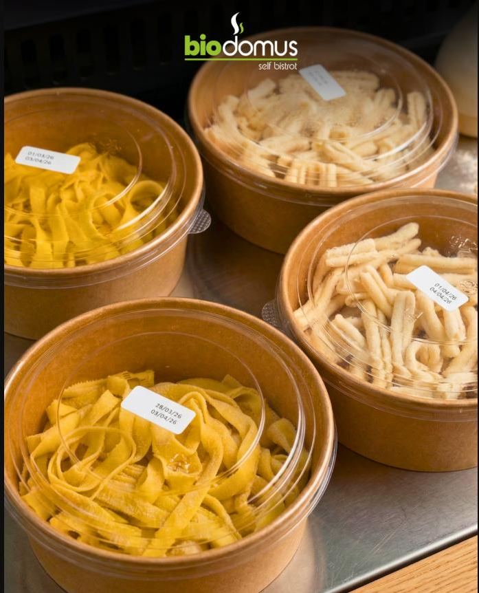 Pasta fresca pronta per il banco cottura